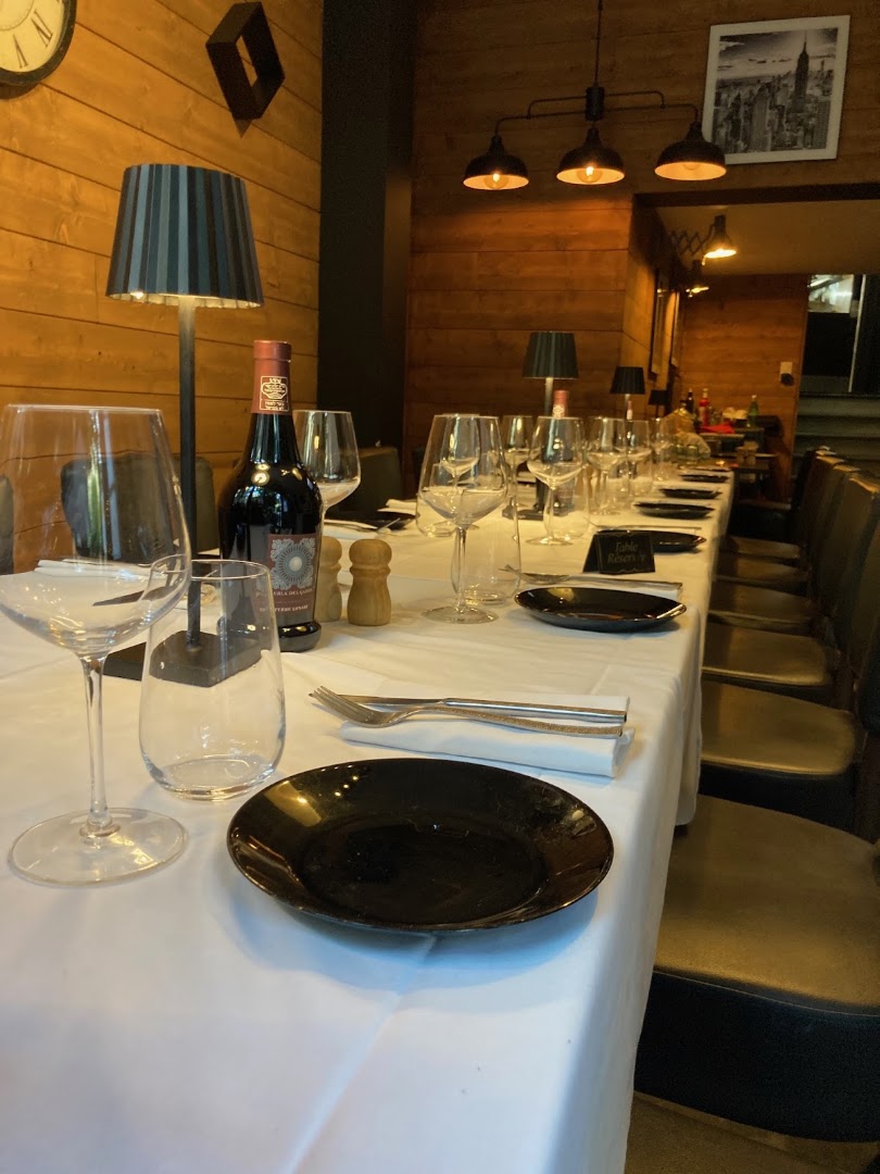 La salle en bois de Bistro K dressée pour le service