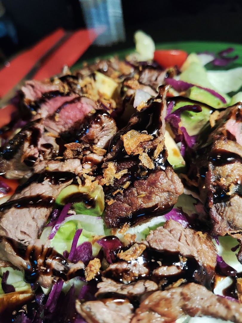 Une salade de viande grillée de Bistro K