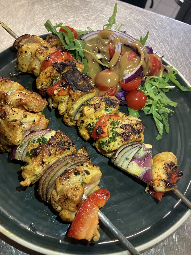 Des brochettes de poulet et légumes